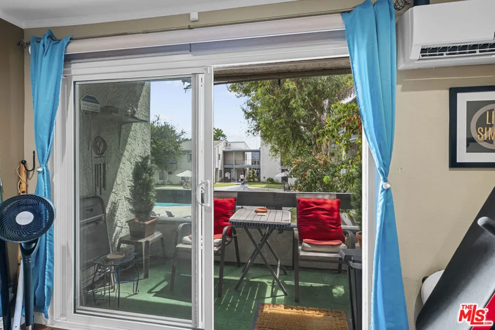 21800 Schoenborn #225 Canoga Park, CA 91304