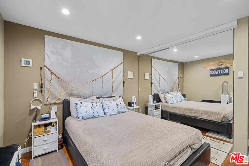 21800 Schoenborn #225 Canoga Park, CA 91304