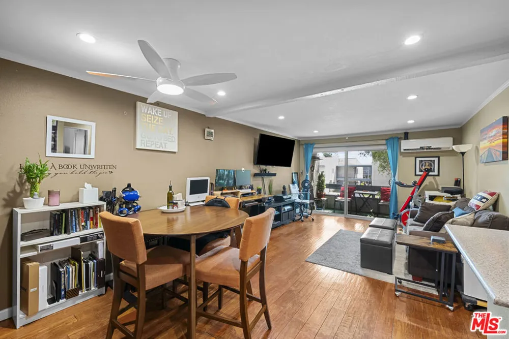 21800 Schoenborn #225 Canoga Park, CA 91304