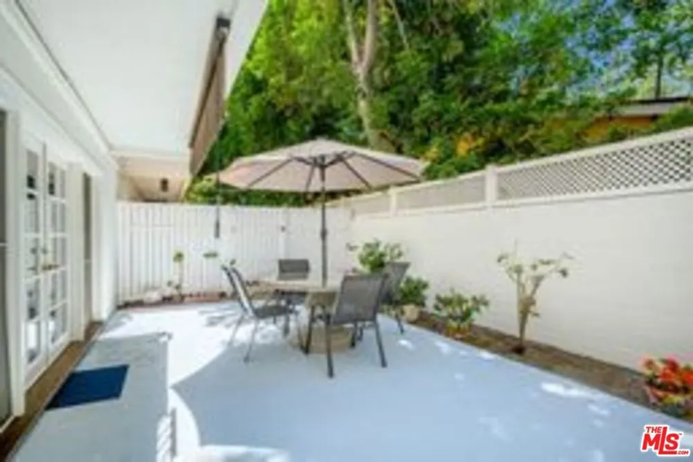 4445 Cartwright Avenue #110 Toluca Lake, CA 91602