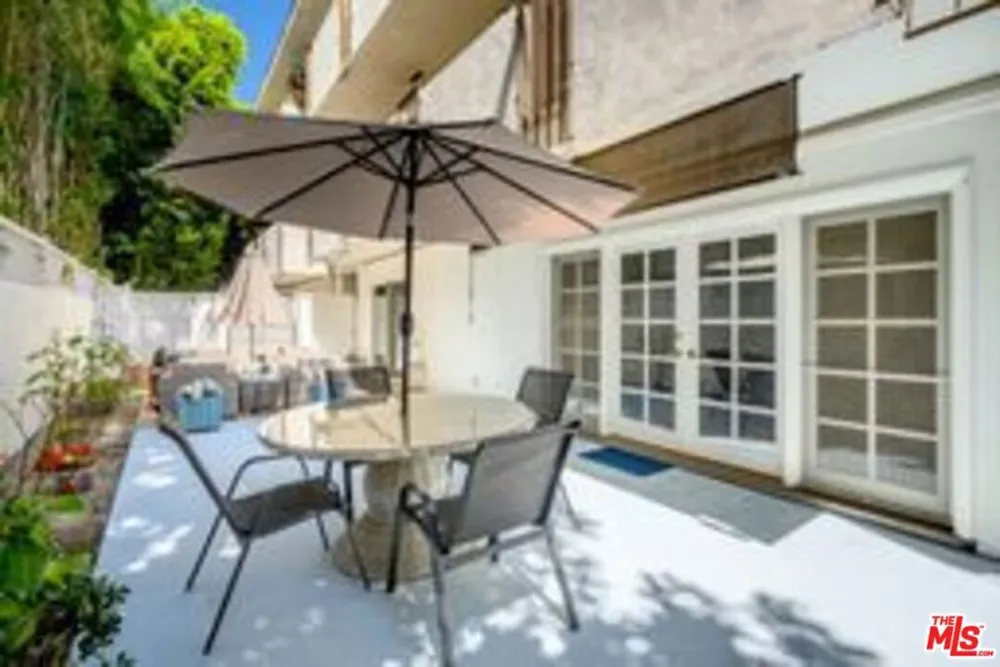 4445 Cartwright Avenue #110 Toluca Lake, CA 91602
