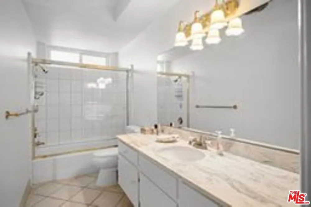 4445 Cartwright Avenue #110 Toluca Lake, CA 91602