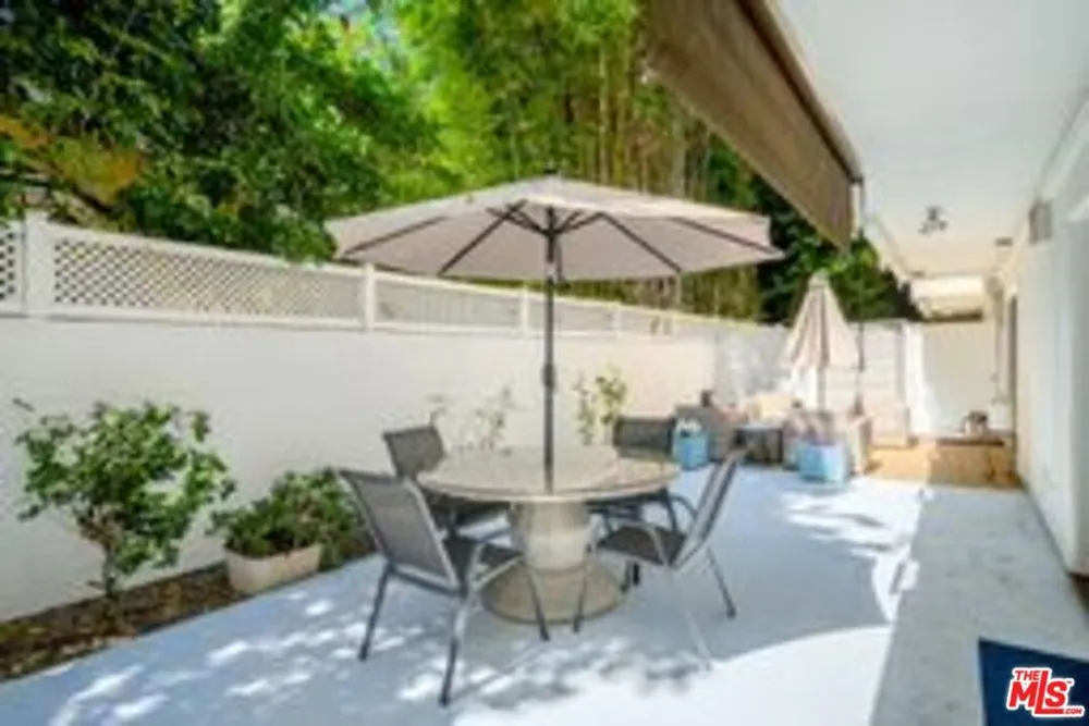 4445 Cartwright Avenue #110 Toluca Lake, CA 91602