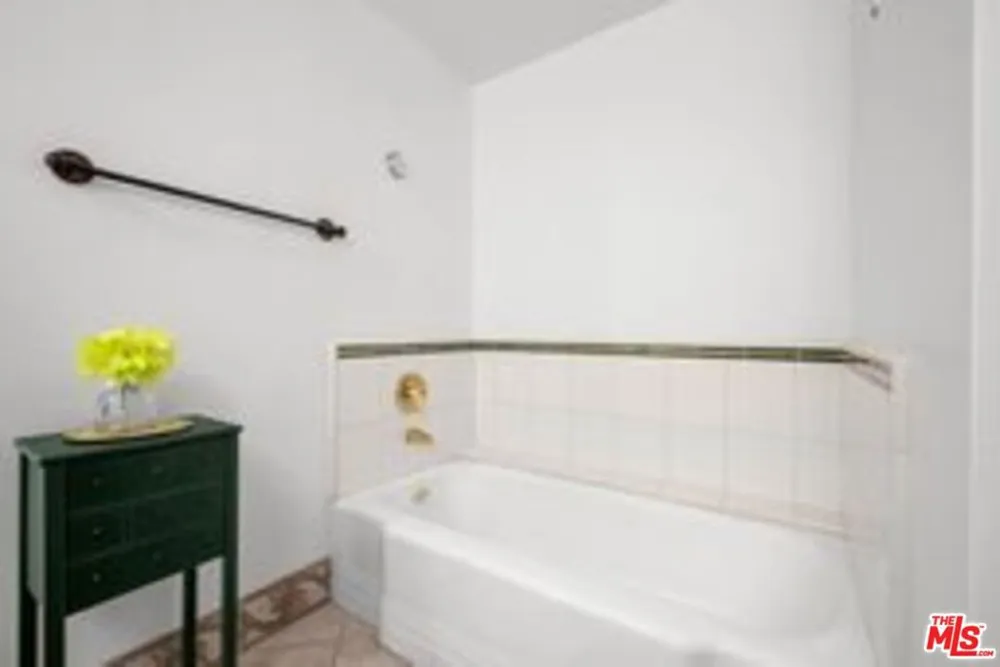 4445 Cartwright Avenue #110 Toluca Lake, CA 91602