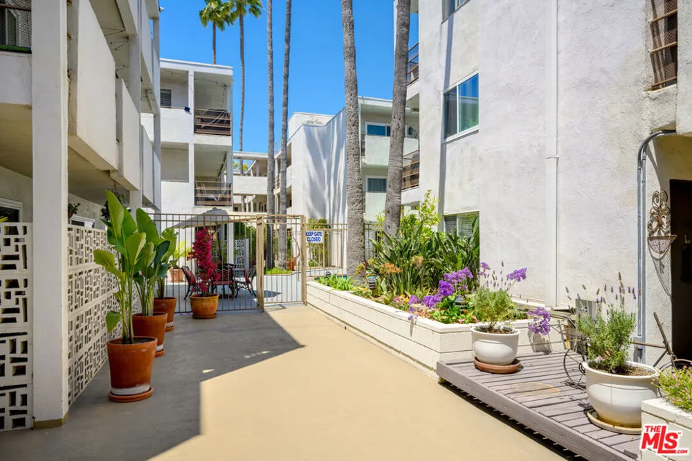 4445 Cartwright Avenue #110 Toluca Lake, CA 91602