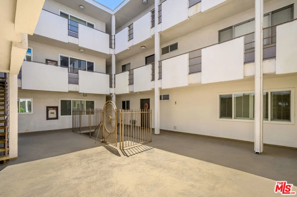 4445 Cartwright Avenue #110 Toluca Lake, CA 91602