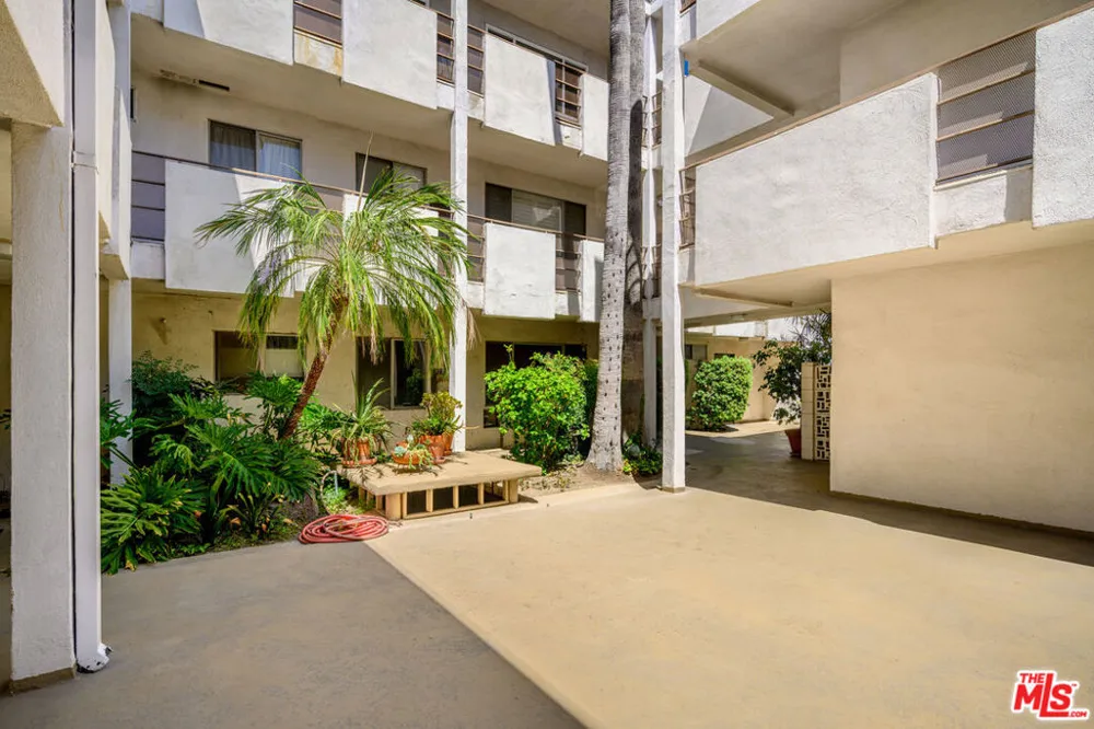 4445 Cartwright Avenue #110 Toluca Lake, CA 91602