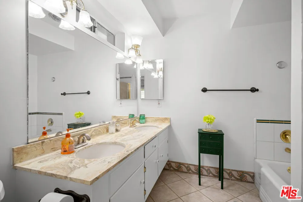 4445 Cartwright Avenue #110 Toluca Lake, CA 91602