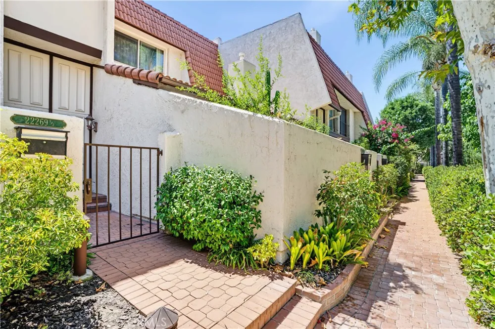22269 Erwin Woodland Hills, CA 91367