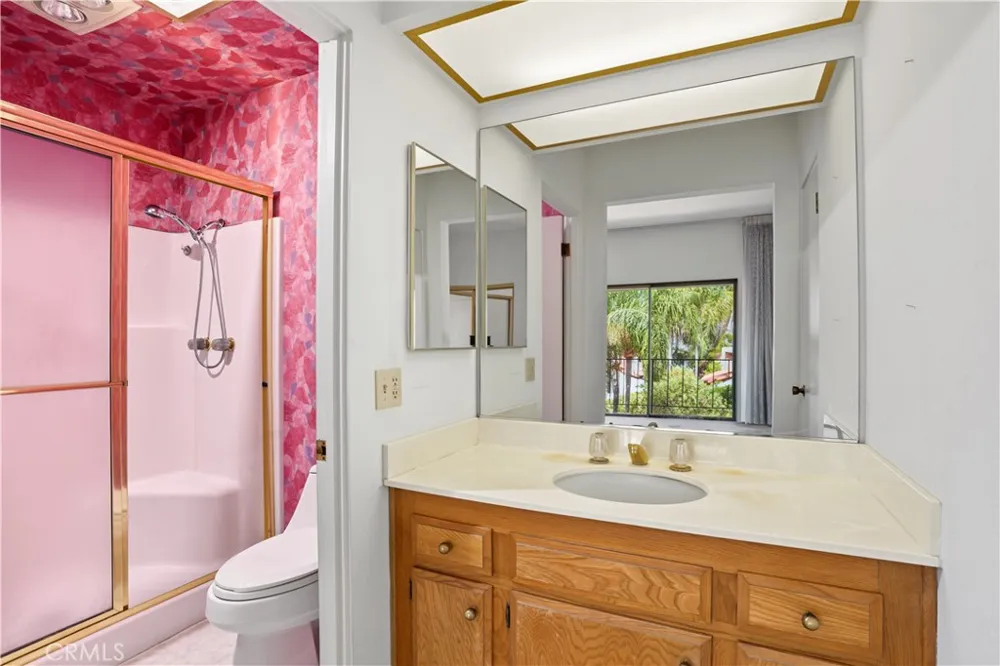 22269 Erwin Woodland Hills, CA 91367