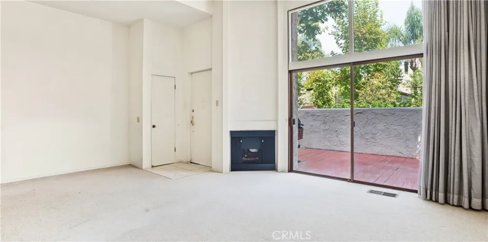 22269 Erwin Woodland Hills, CA 91367