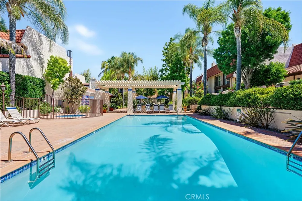 22269 Erwin Woodland Hills, CA 91367