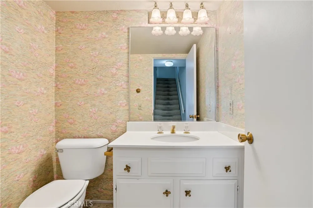 22269 Erwin Woodland Hills, CA 91367