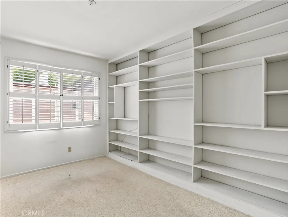 22269 Erwin Woodland Hills, CA 91367