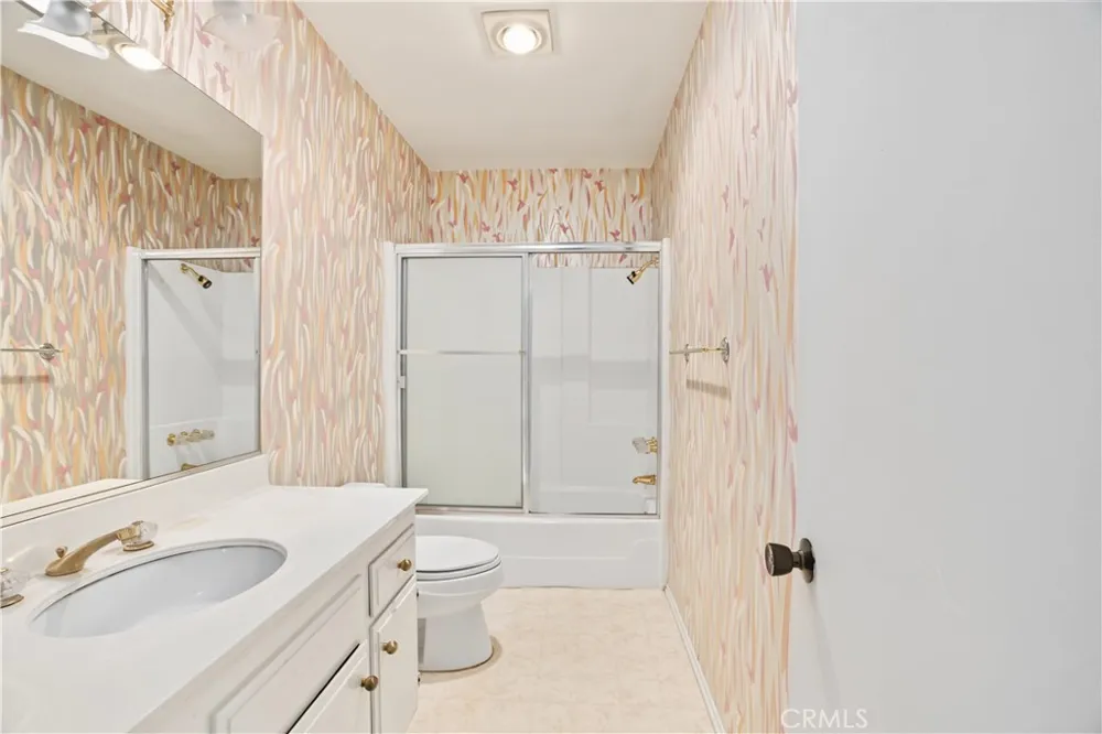 22269 Erwin Woodland Hills, CA 91367
