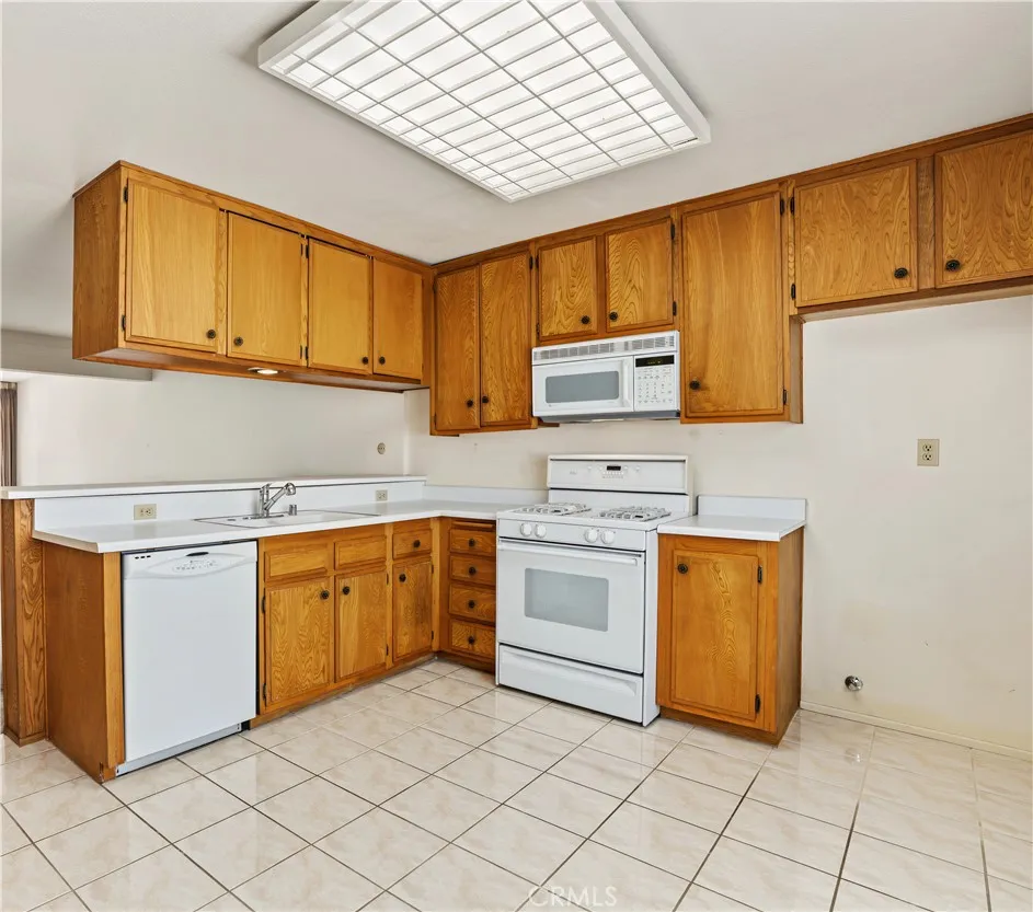 22269 Erwin Woodland Hills, CA 91367