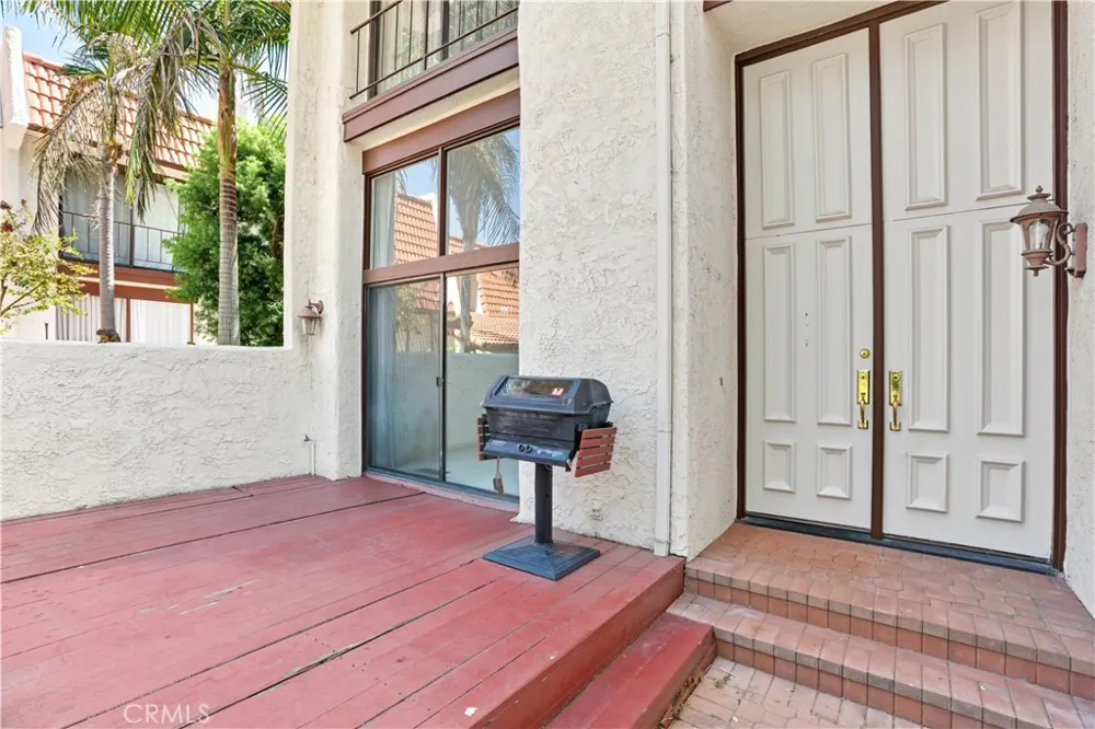 22269 Erwin Woodland Hills, CA 91367