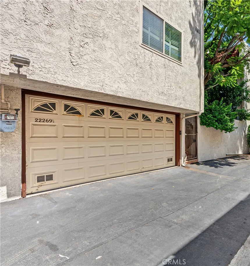 22269 Erwin Woodland Hills, CA 91367