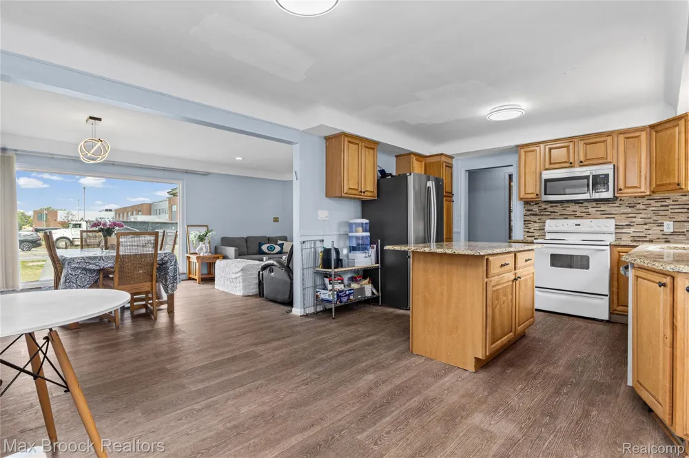 14361 W 10 Mile Road Oak Park City, MI 48237