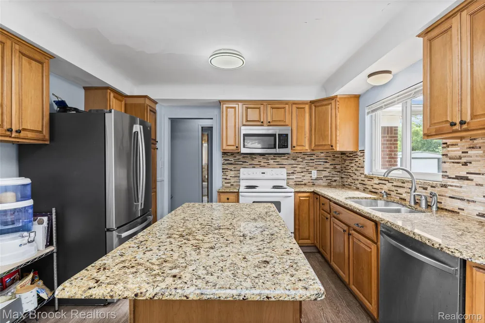 14361 W 10 Mile Road Oak Park City, MI 48237
