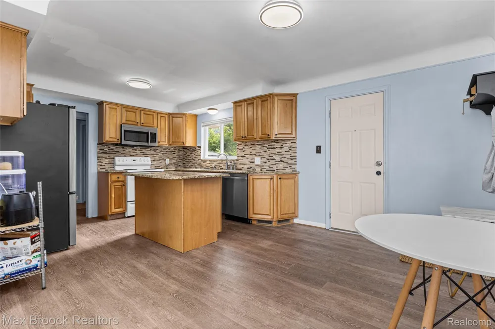 14361 W 10 Mile Road Oak Park City, MI 48237