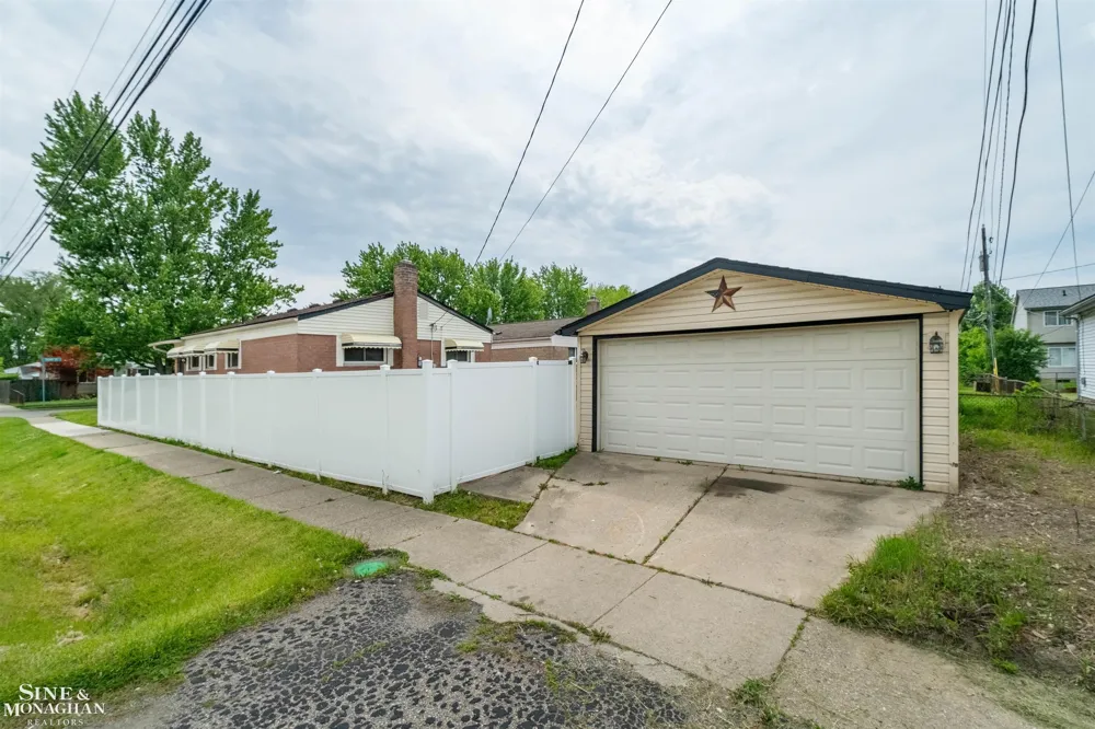 19655 Opal Street Clinton Charter Township, MI 48035