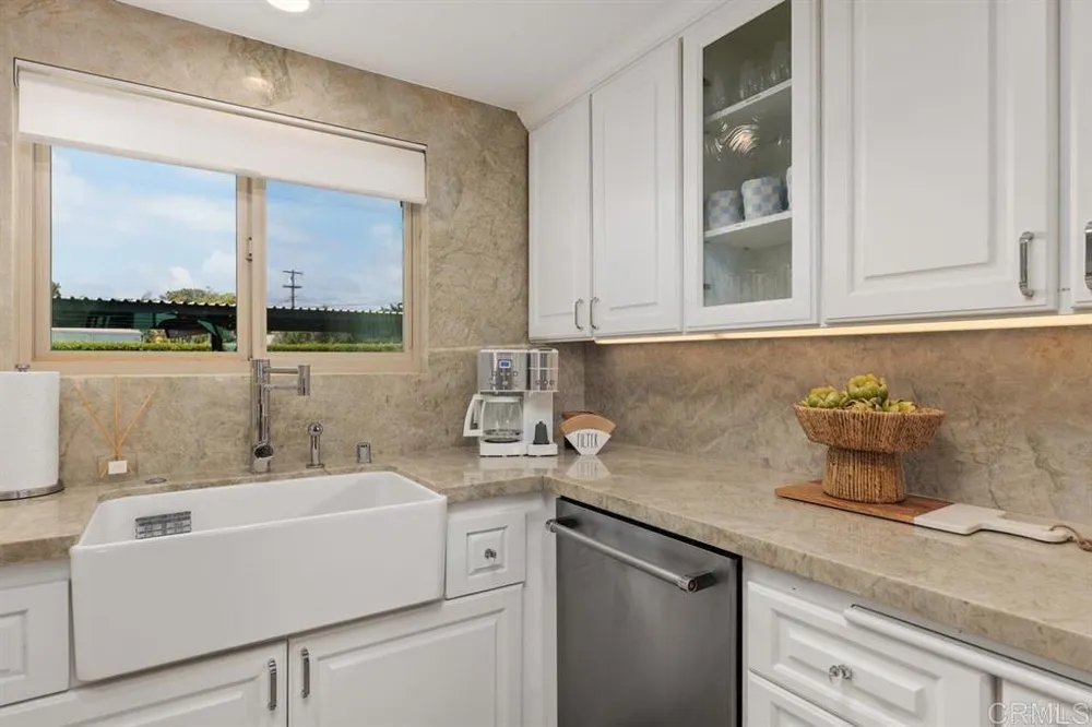 640 W Solana Circle #11 Solana Beach, CA 92075