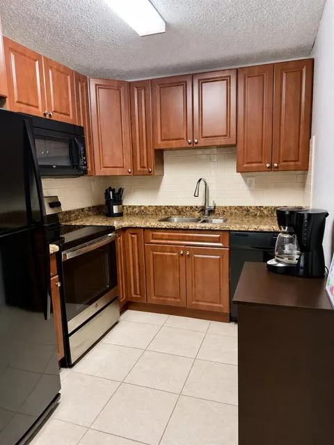 405 MEADOWS CIRCLE #405