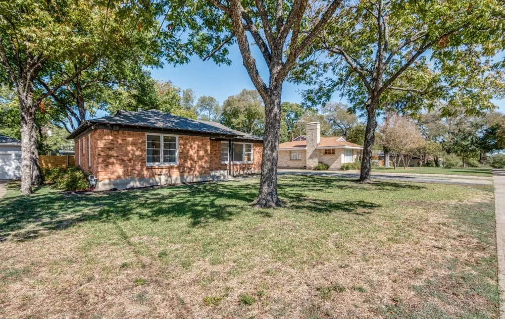 2433 Southwood Drive Dallas, TX 75233