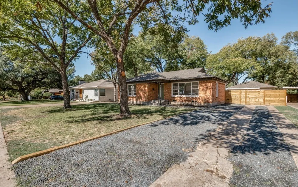 2433 Southwood Drive Dallas, TX 75233