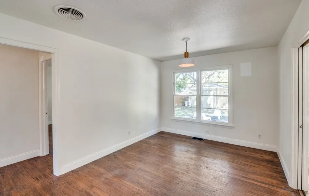 2433 Southwood Drive Dallas, TX 75233