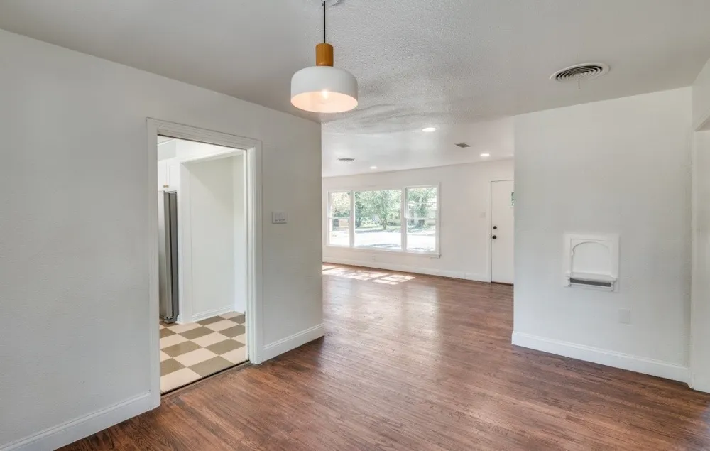 2433 Southwood Drive Dallas, TX 75233