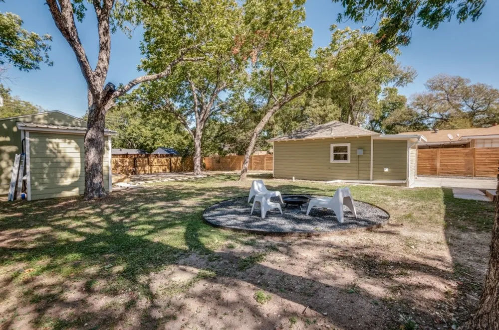 2433 Southwood Drive Dallas, TX 75233