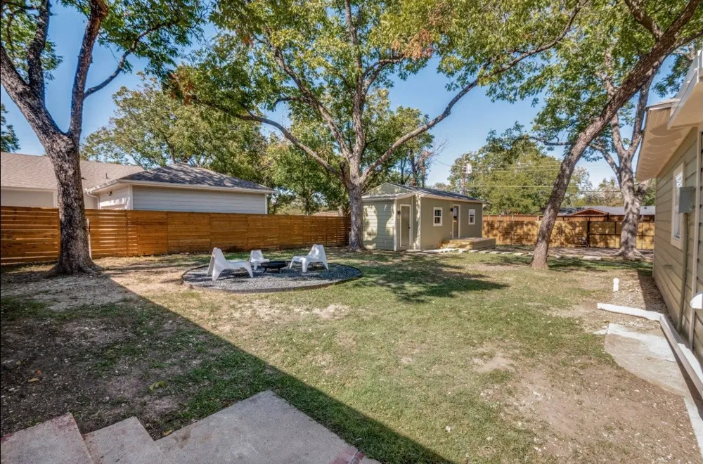2433 Southwood Drive Dallas, TX 75233