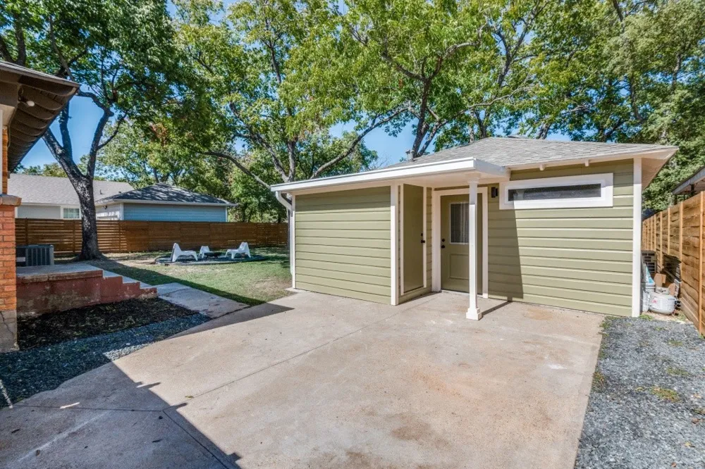 2433 Southwood Drive Dallas, TX 75233
