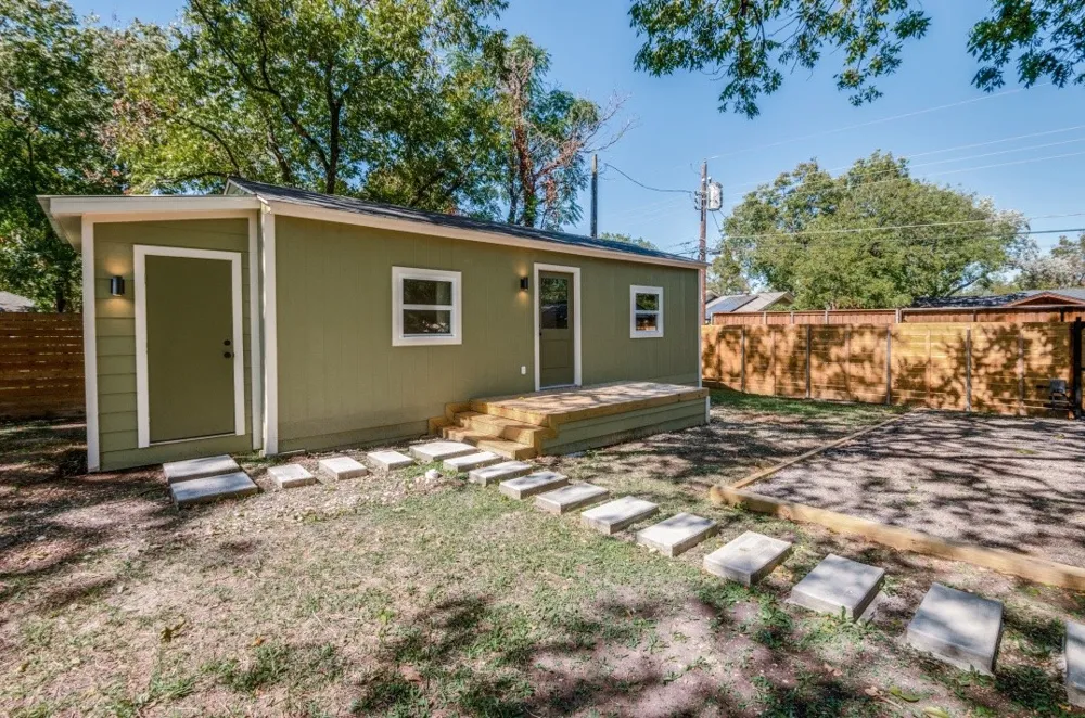 2433 Southwood Drive Dallas, TX 75233