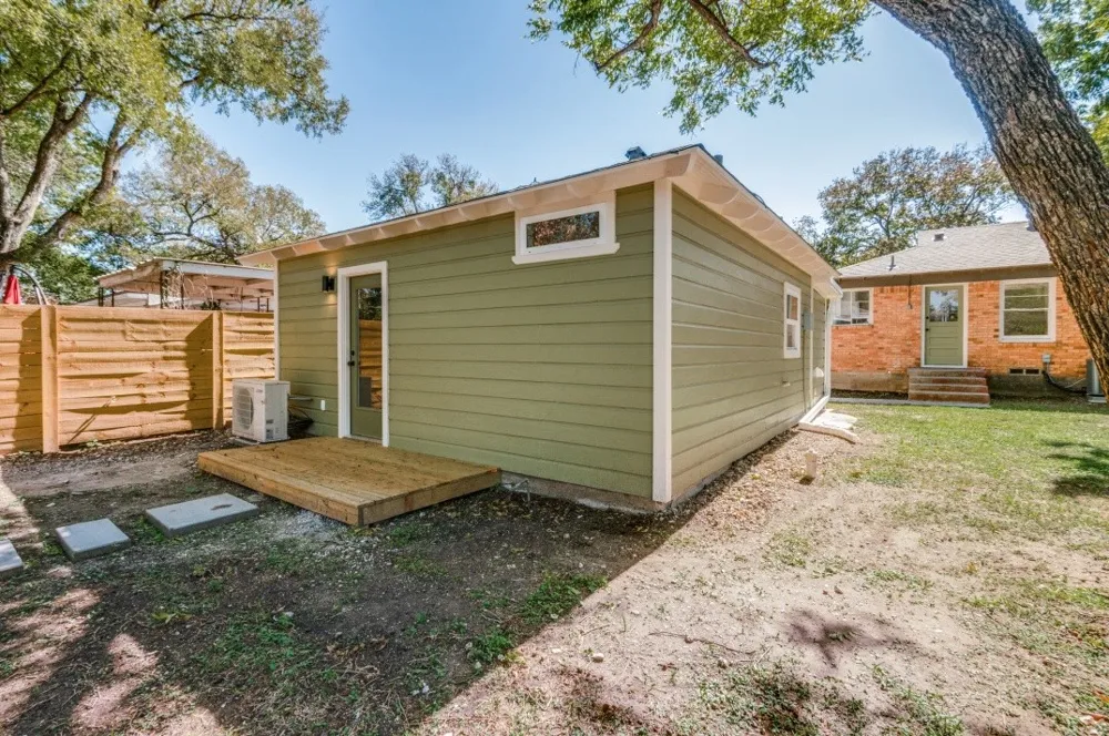 2433 Southwood Drive Dallas, TX 75233