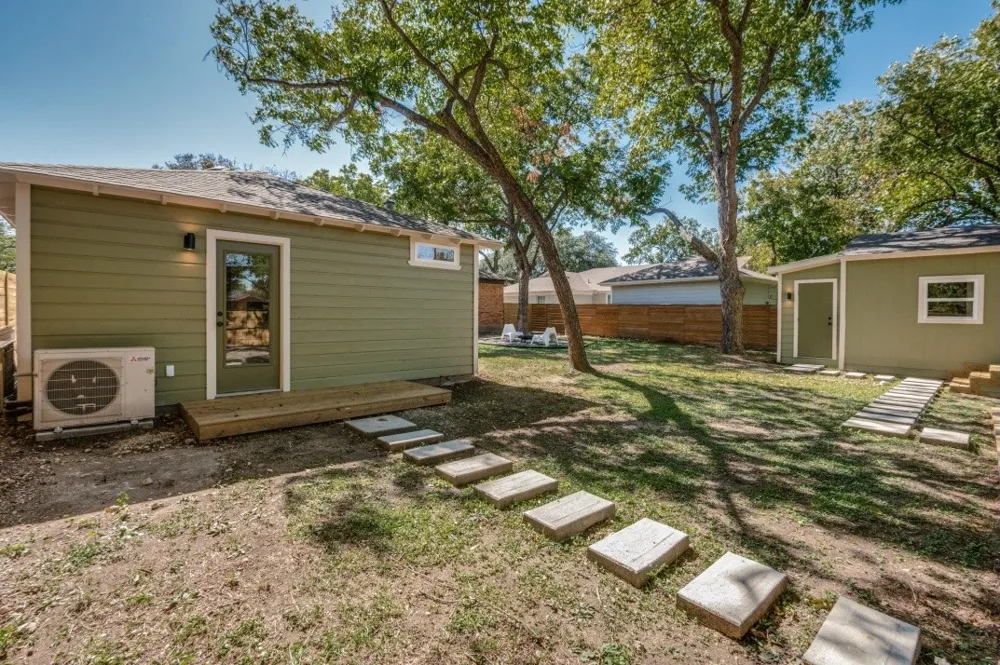 2433 Southwood Drive Dallas, TX 75233