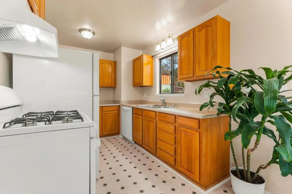 76857695 Pine Tree Salinas, CA 93907