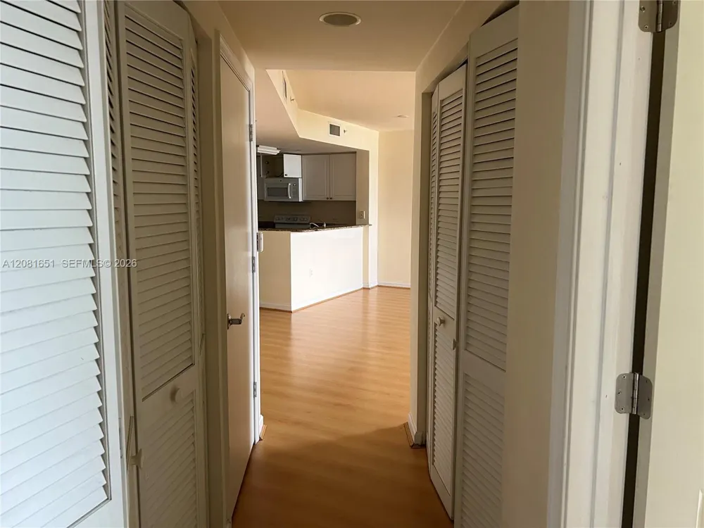 19501 W Country Club Dr #611 Aventura, FL 33180