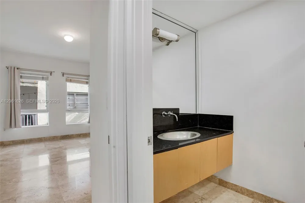 206 Washington Ave #12 Miami Beach, FL 33139
