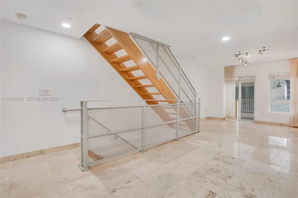 206 Washington Ave #12 Miami Beach, FL 33139