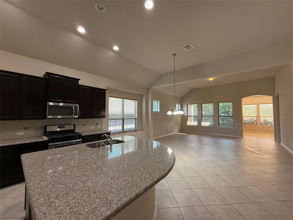 633 Peregrine Way Leander, TX 78641