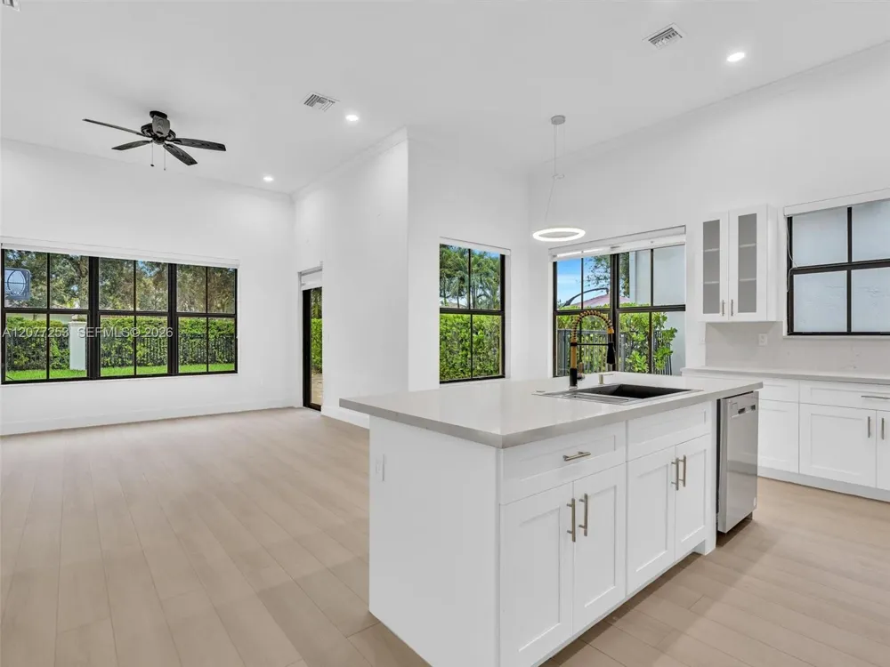 8527 NW 39th Ct Cooper City, FL 33024