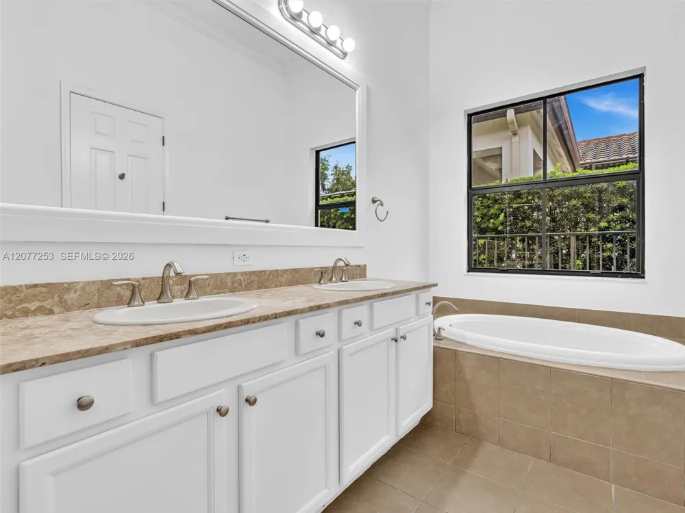 8527 NW 39th Ct Cooper City, FL 33024