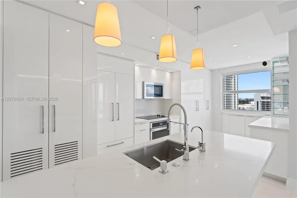 4201 Collins Ave #2202 Miami Beach, FL 33140
