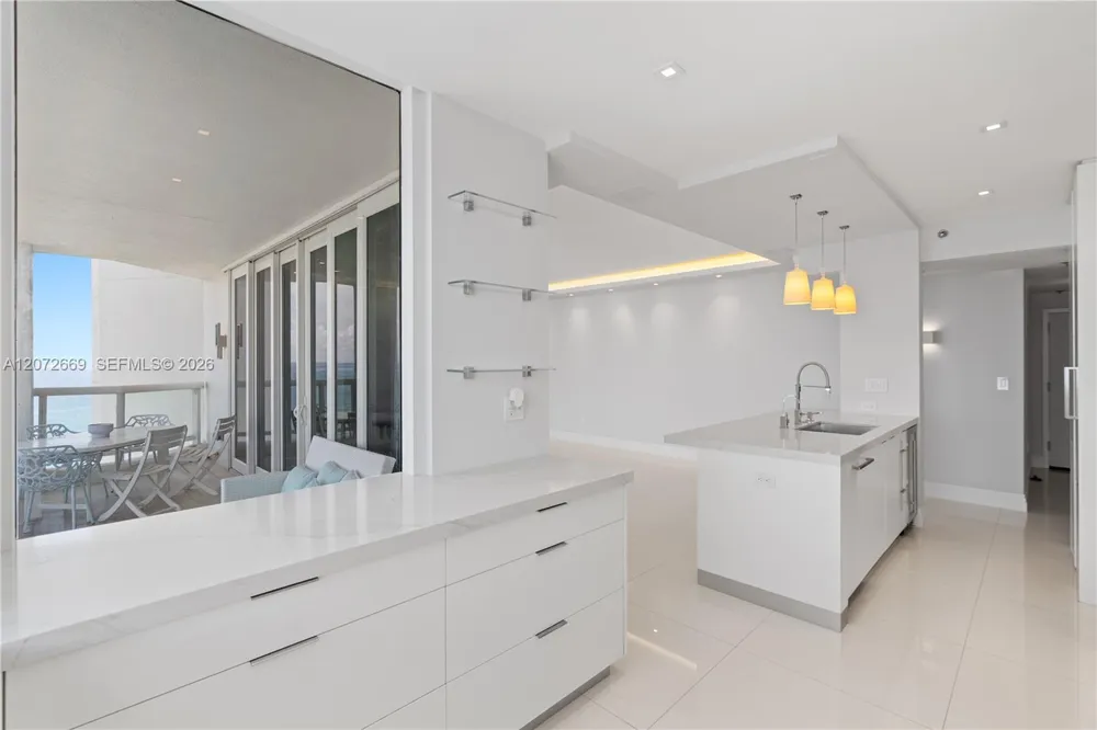 4201 Collins Ave #2202 Miami Beach, FL 33140