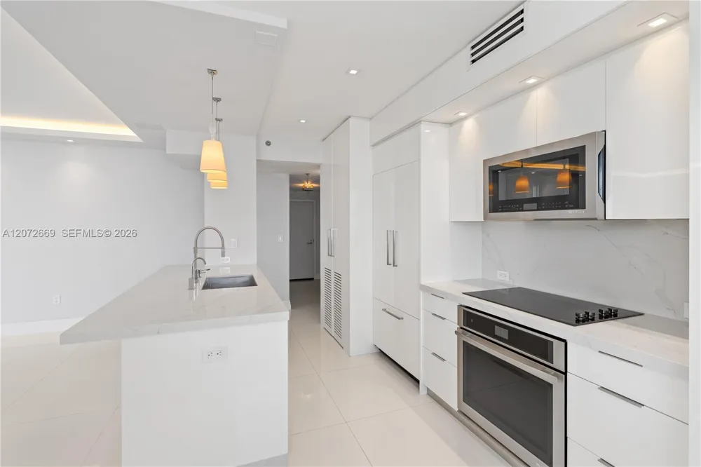 4201 Collins Ave #2202 Miami Beach, FL 33140