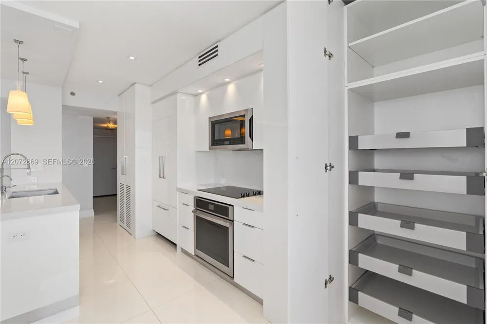 4201 Collins Ave #2202 Miami Beach, FL 33140