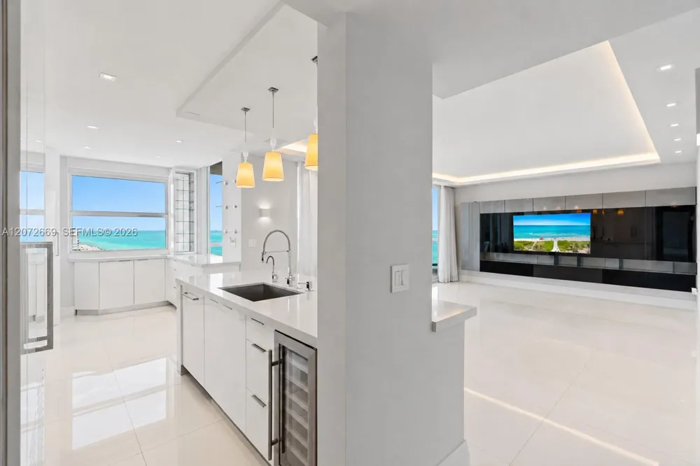 4201 Collins Ave #2202 Miami Beach, FL 33140